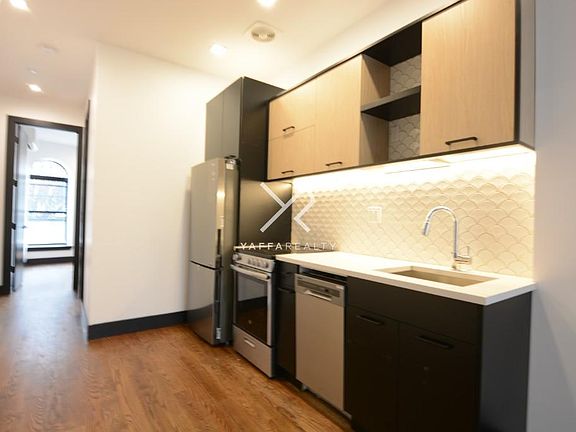 3rd image of 812 Saint Johns Pl APT 2