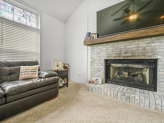 3rd image of 1926 Wyndham Ln