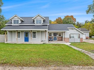 806 N Edgewood St, Greenville, MI 48838