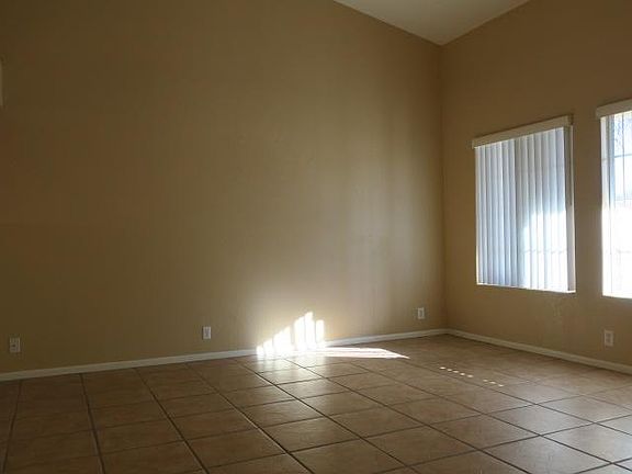 3rd image of 8932 W Fullam St