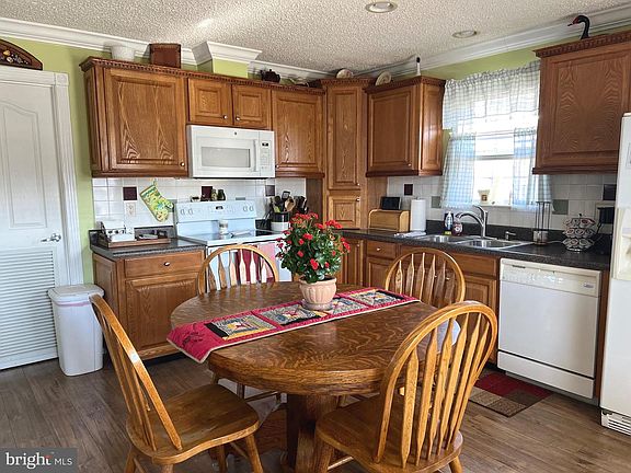3rd image of 42 Queen Eleanor Dr