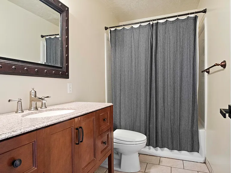 *Not pictured* Bathroom has been completely remodeled since this picture was taken.