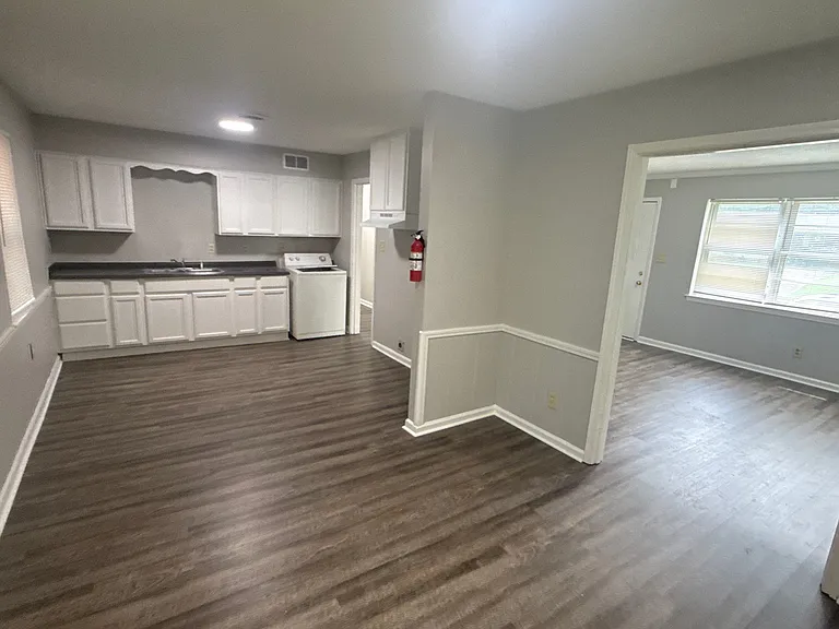 3931 Callahan Dr — Photo 2