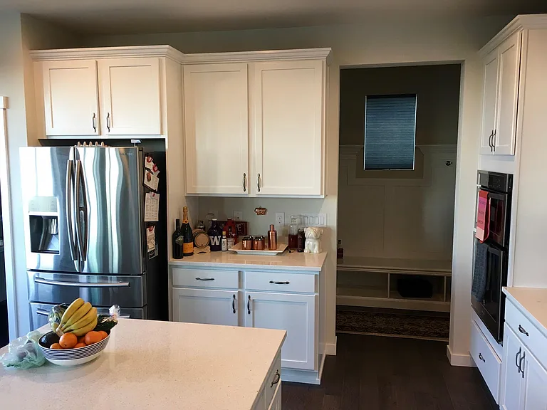 Kitchen w Refrigerator, Microwave and Oven.