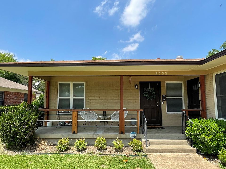 Front entry facing Mockingbird