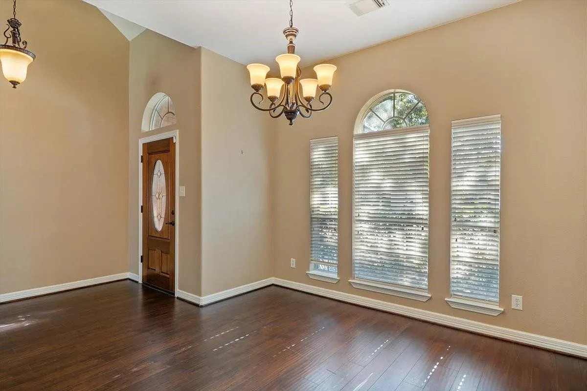 3 bed, 2.5 bath, 2294 sqft, $2,450 — Photo 3