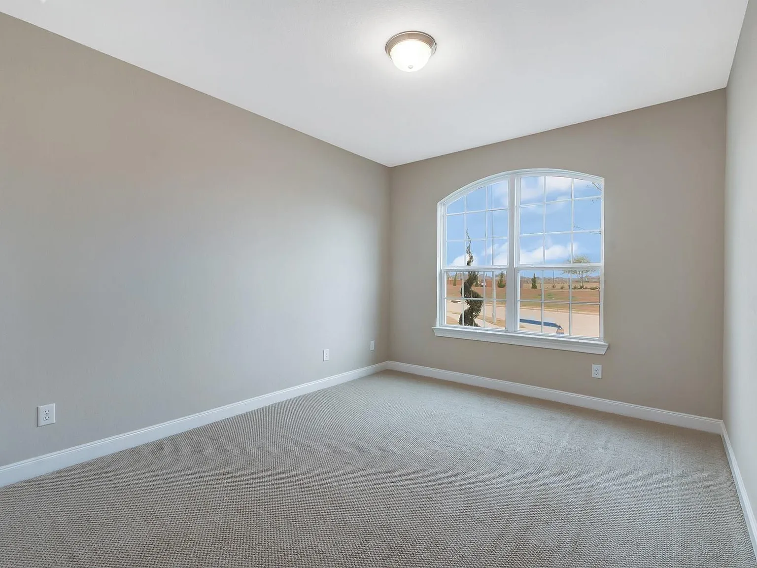 5 bed, 4.5 bath, 4017 sqft, $6,000 — Photo 4