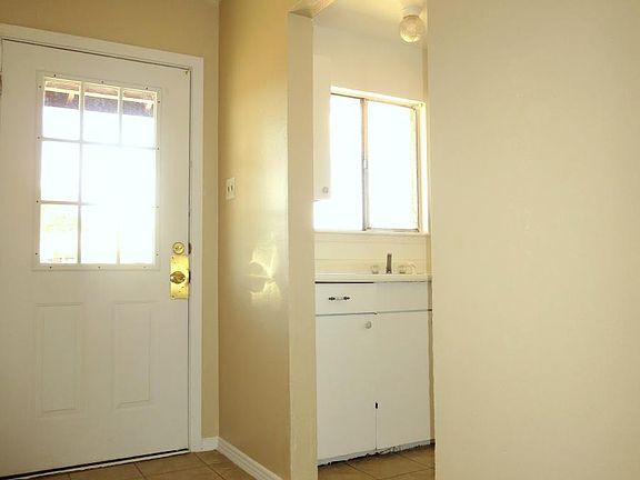 4th image of 10040 Newcastle Dr