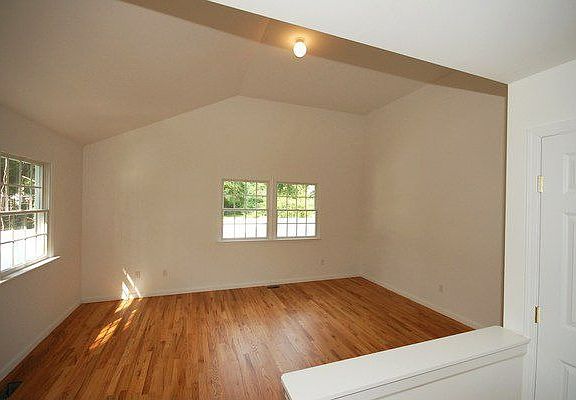 3rd image of 8 Culver Ln