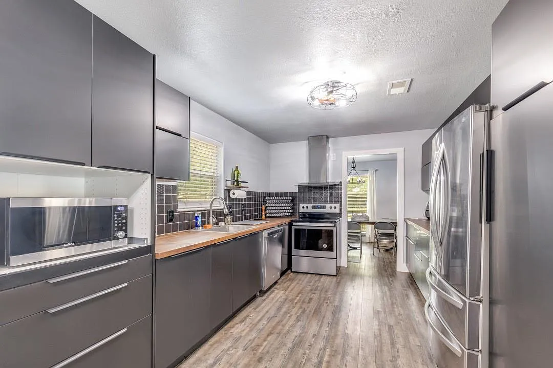 3 bed, 2.5 bath, 2220 sqft, $2,100 — Photo 3
