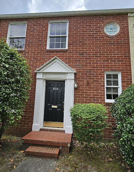 Front B4- Open courtyard to complex