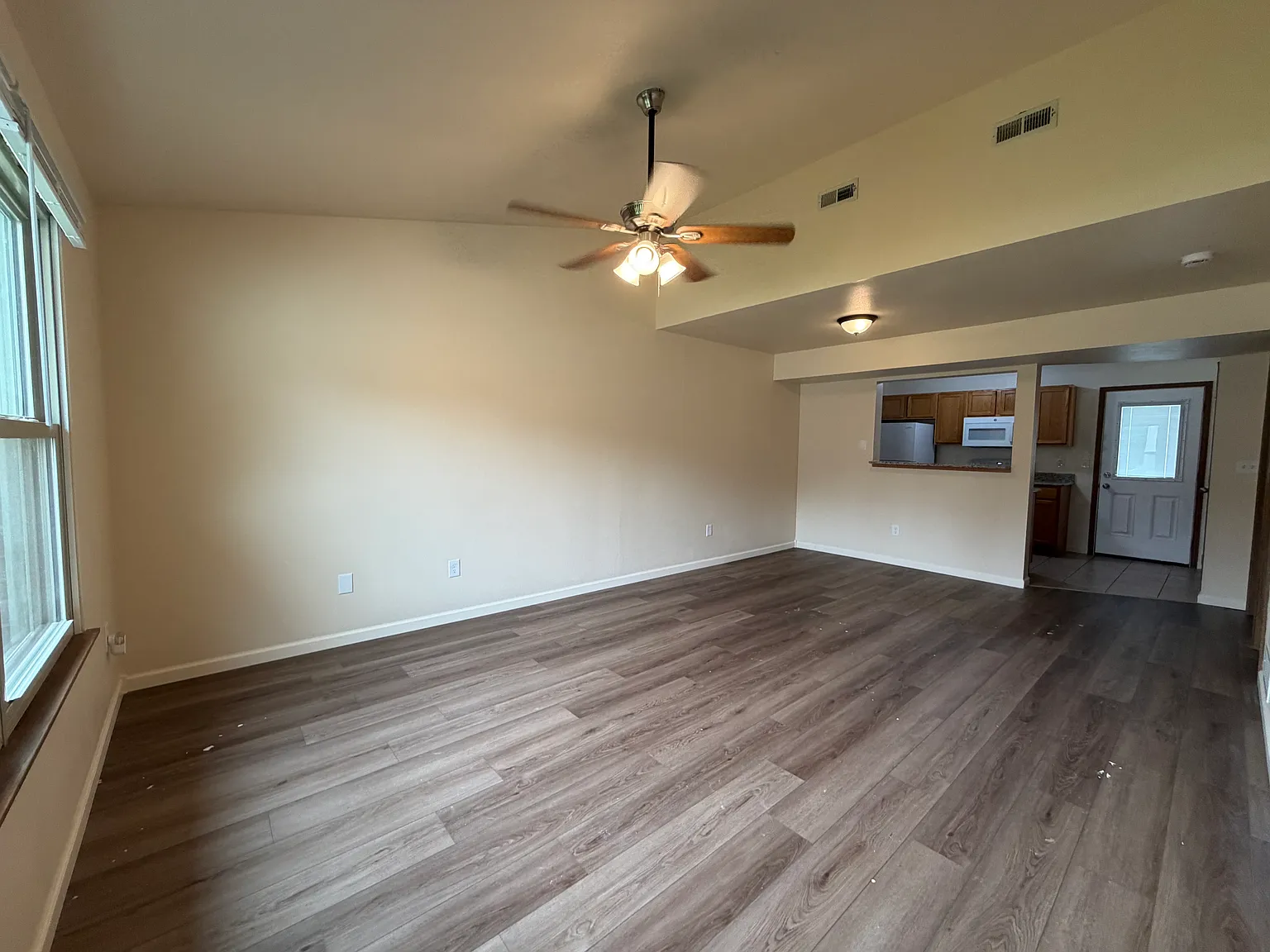 4 bed, 1402 sqft, $1,500 — Photo 2