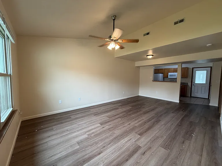 1418 Greensboro Dr — Photo 2