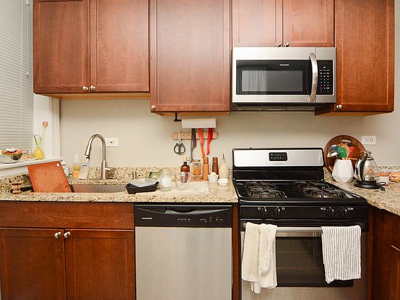 4th image of 1910 W Montrose Ave #2