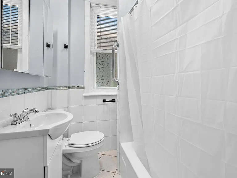 950 E Russell St — Photo 12