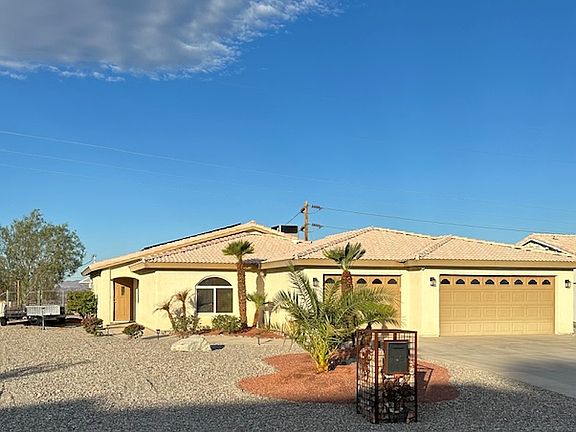 Plenty of space for RV, boat and car parking. No Garage availability.