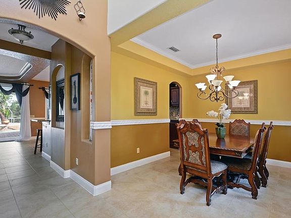 4th image of 124 Lake Crescent Dr