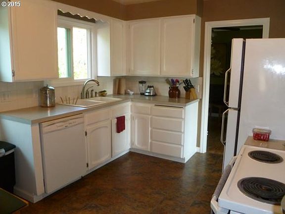 3rd image of 960 NE Birchwood Dr