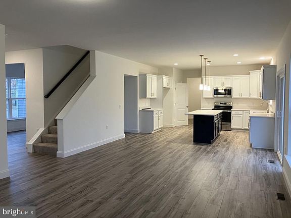 3rd image of 117 Thornwood Ln