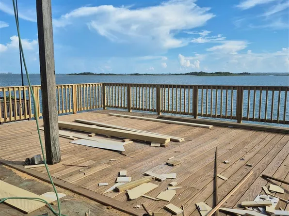 1823 Port O Call St, Tiki Island, TX 77554
