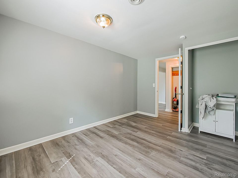 20380 Floral St, photo 10
