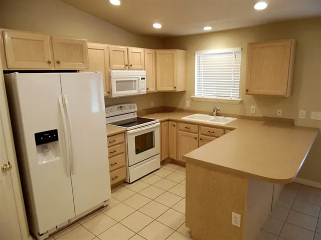5 bed, 3.0 bath, 2420 sqft, $2,795 — Photo 2