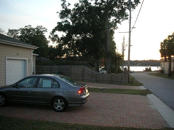 This is a view of the front driveway of 511 31st Street. You can get an idea of how close the Bay is to the house. there are nice restaurants on the bay or just across the bay. All within walking distance from the townhome.