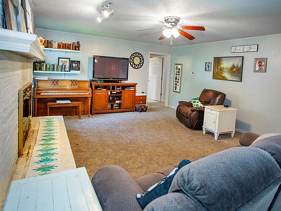 3rd image of 204 Tanglewood Dr