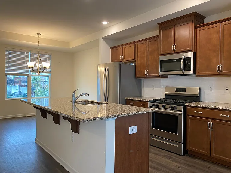 324 Skymont Dr — Photo 3