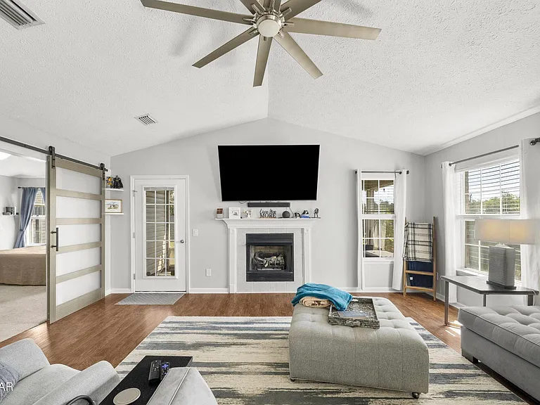 1720 Everitt Ave — Photo 2