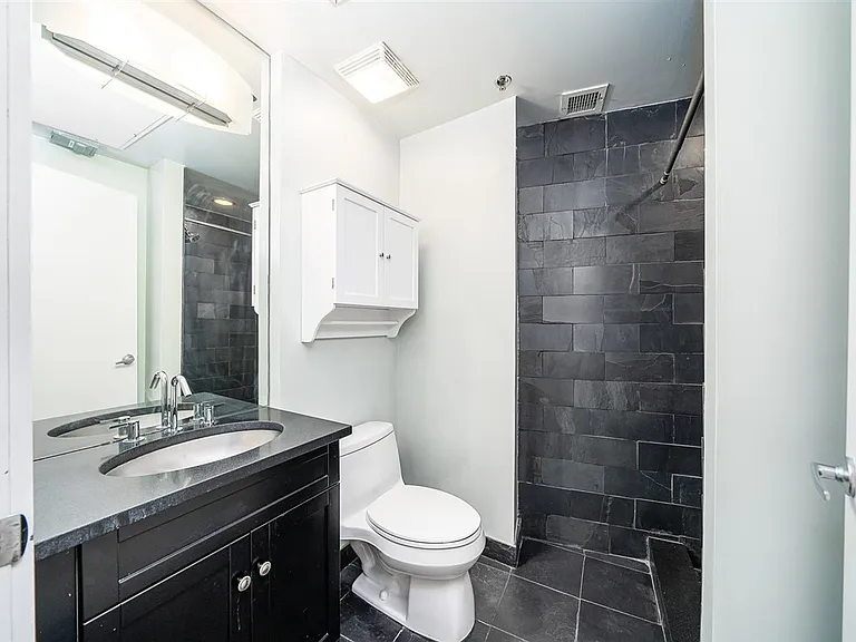557 2nd St #4 — Photo 7