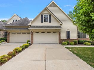 633 Mountain Cir, Rochester, MI 48306