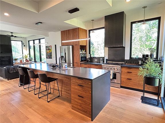 5th image of 133 Hinman Rd