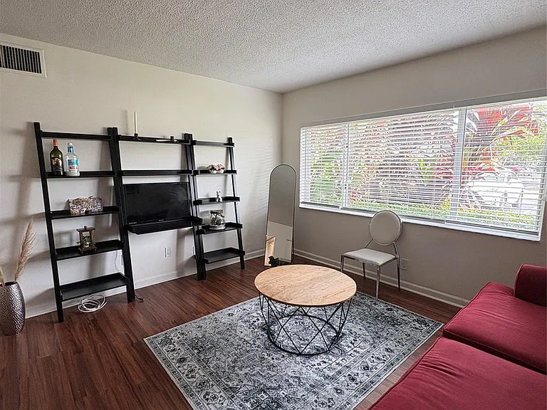 101 SE 6th Ave #2 — Photo 3