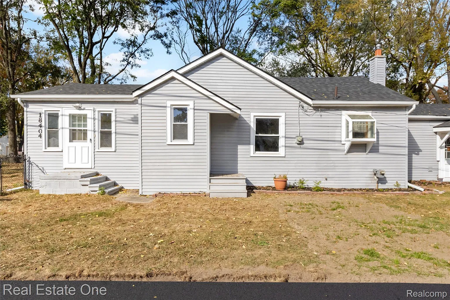 18404 Deering St photo 1