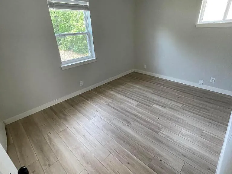 1605 Hawthorne Ln — Photo 13