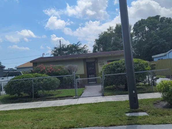 2808 NW 4th St, Pompano Beach, FL 33060