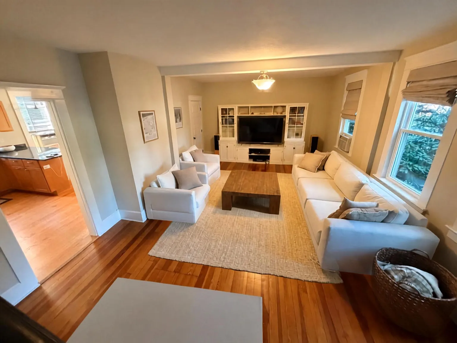 3 bed, 2.0 bath, 2575 sqft, $4,000 — Photo 3