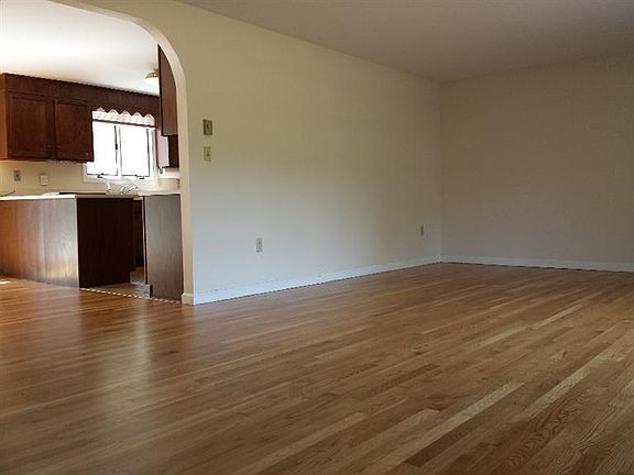 3rd image of 125 Stonehedge Drive