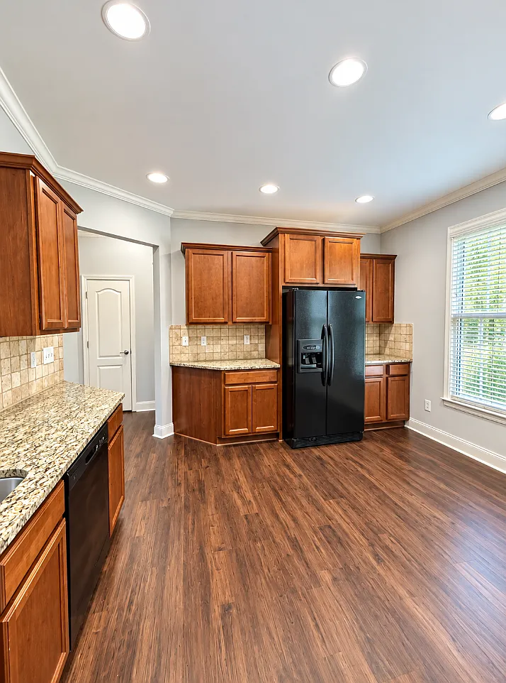 3 bed, 3.5 bath, 2350 sqft, $2,500 — Photo 3