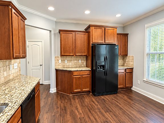 3rd image of 832 Red Hart Ln