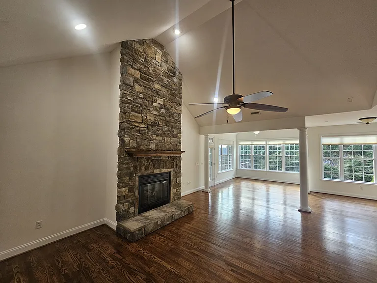 212 Medford Dr — Photo 7