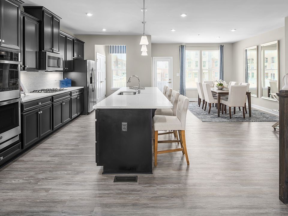 Strauss Front-Entry Garage