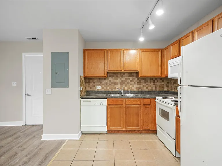 3423 Ridgeland Ave #101 — Photo 8