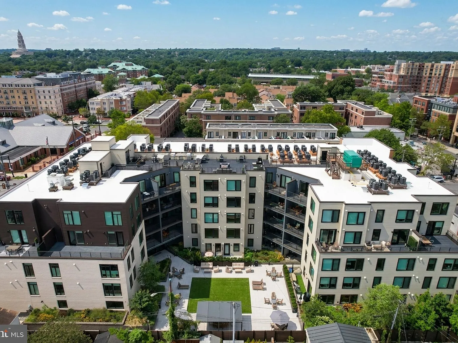 1 bed, 558 sqft, $2,400 — Photo 2