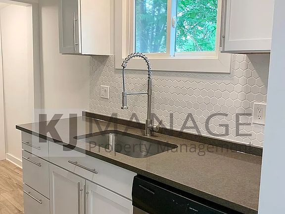 4th image of 504 E Bernhard Ave