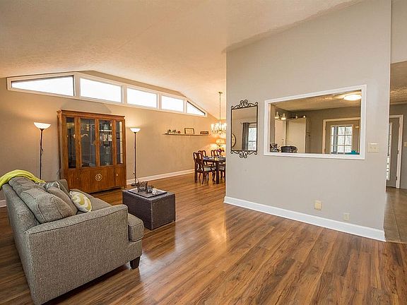 5th image of 112 Carolyn Ln