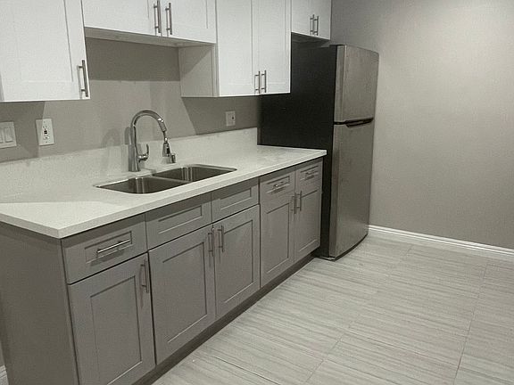 2nd image of 5114 Oakland St #106