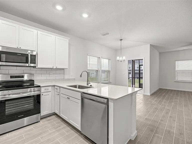 3644 SE 37th Ct — Photo 2