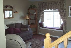 living room w/ window seat/hardwood flooring